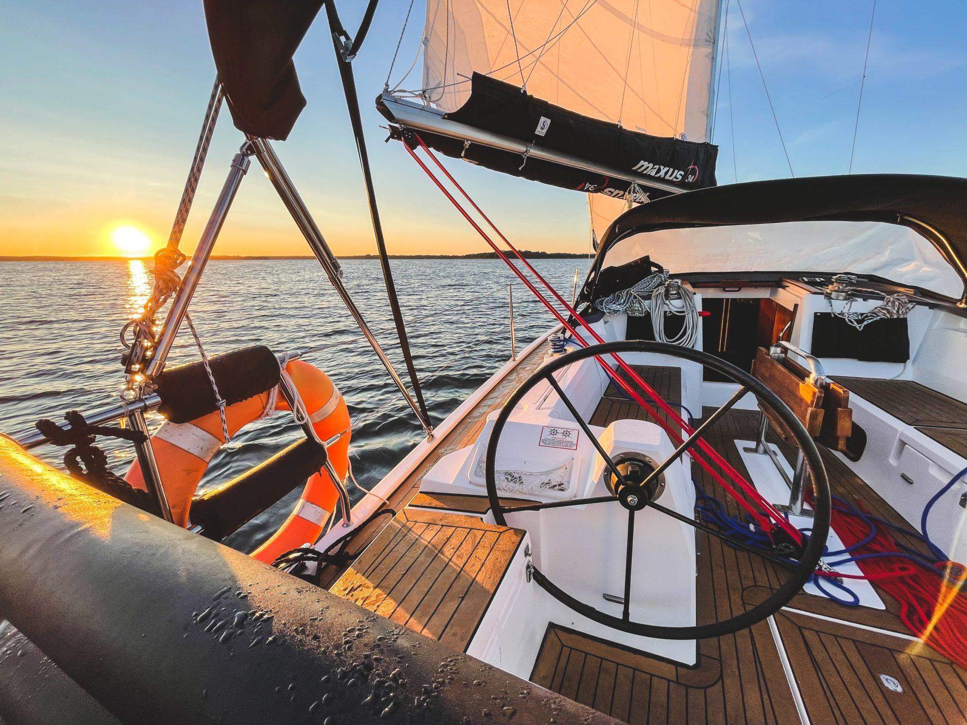 czarter jachtu maxus 34 kokpit